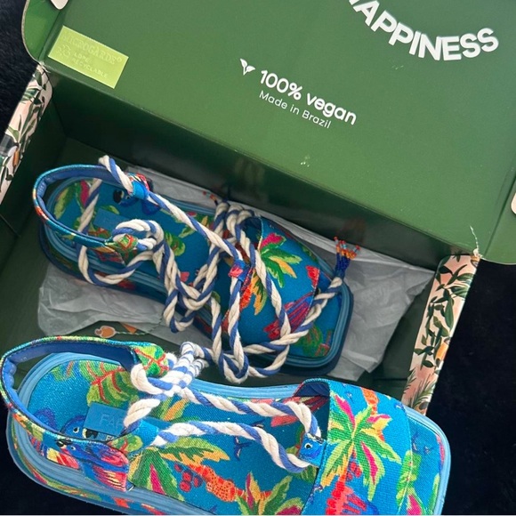 Farm Rio blue macaw platform Sandals worn once - Picture 4 of 8